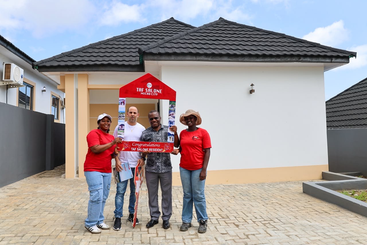 Mercury Win a House winner receiving the keys